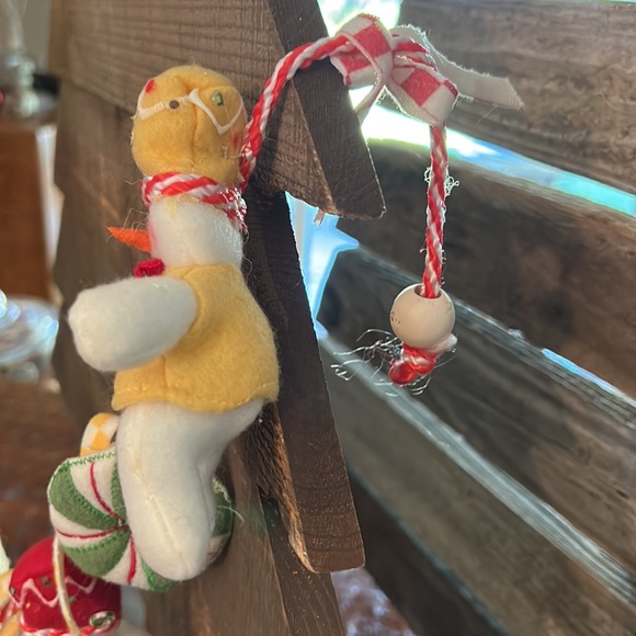 6 PCs 46” Adorable Felt Snow People Christmas Candy Garland with Bows Garland - Picture 6 of 8